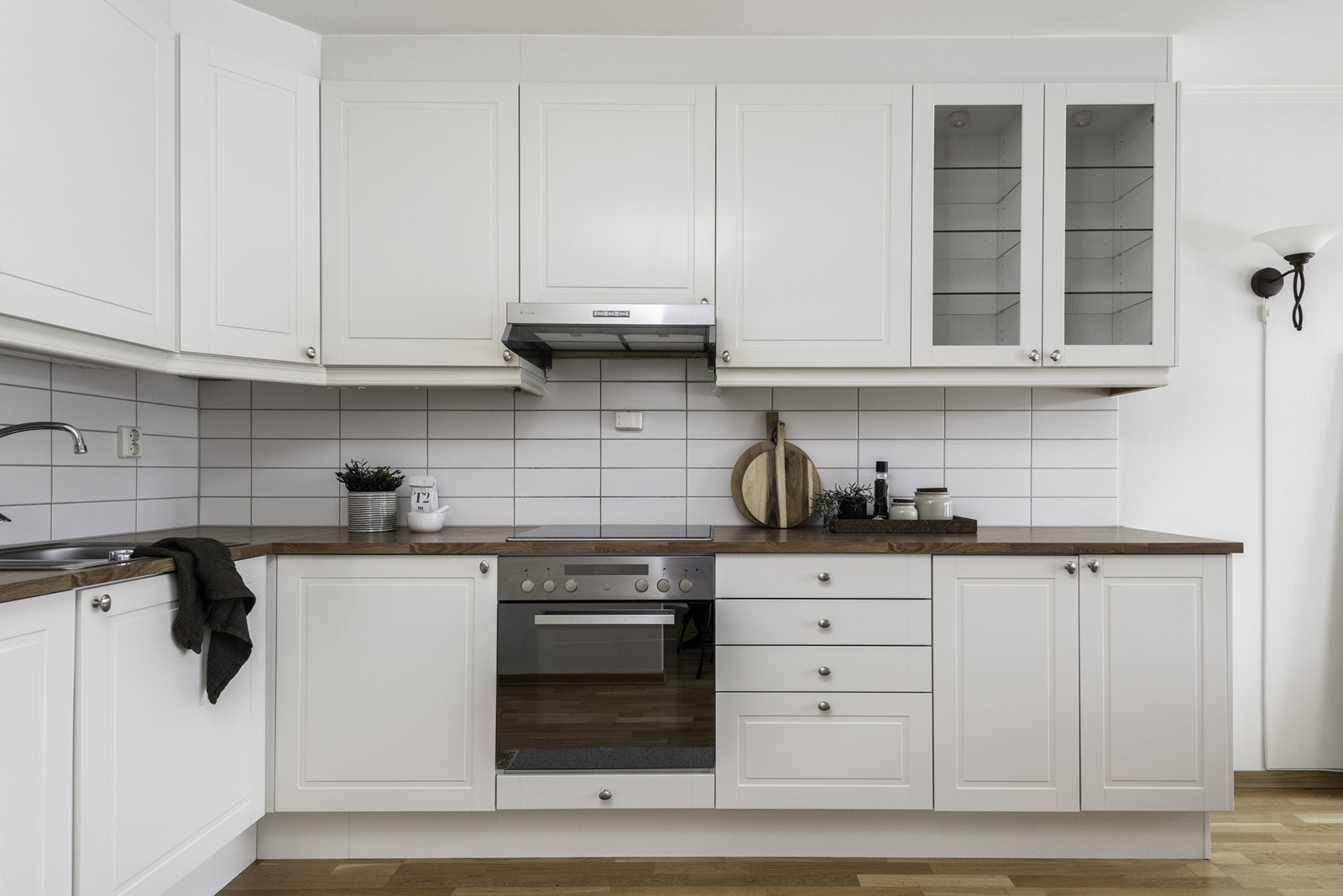 Kjøkkenet har åpen løsning mot stuen. Galleribilde