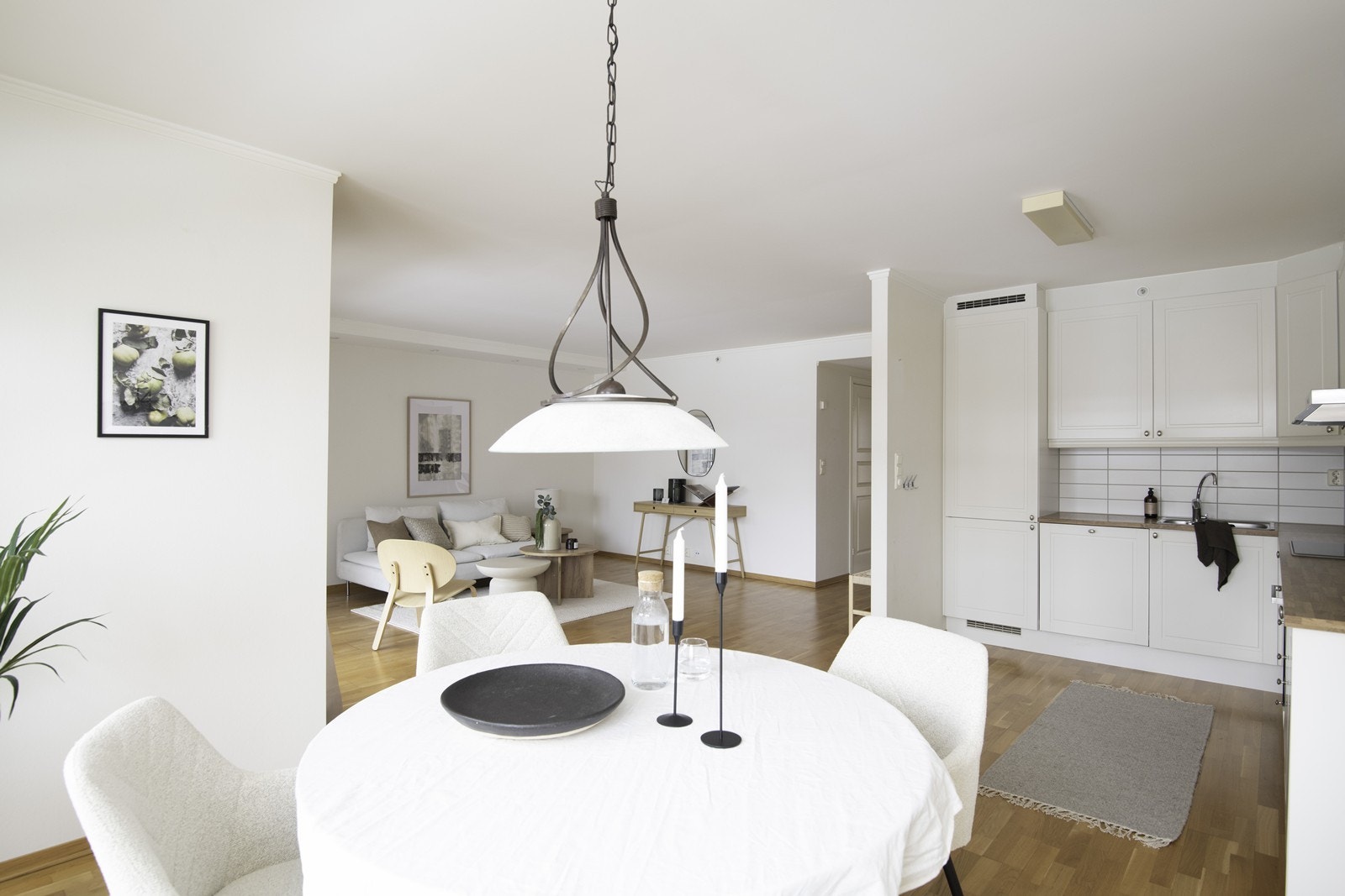 Spiseområdet er godt integrert med kjøkkenet, og store vinduer gir lys og luft. Galleribilde