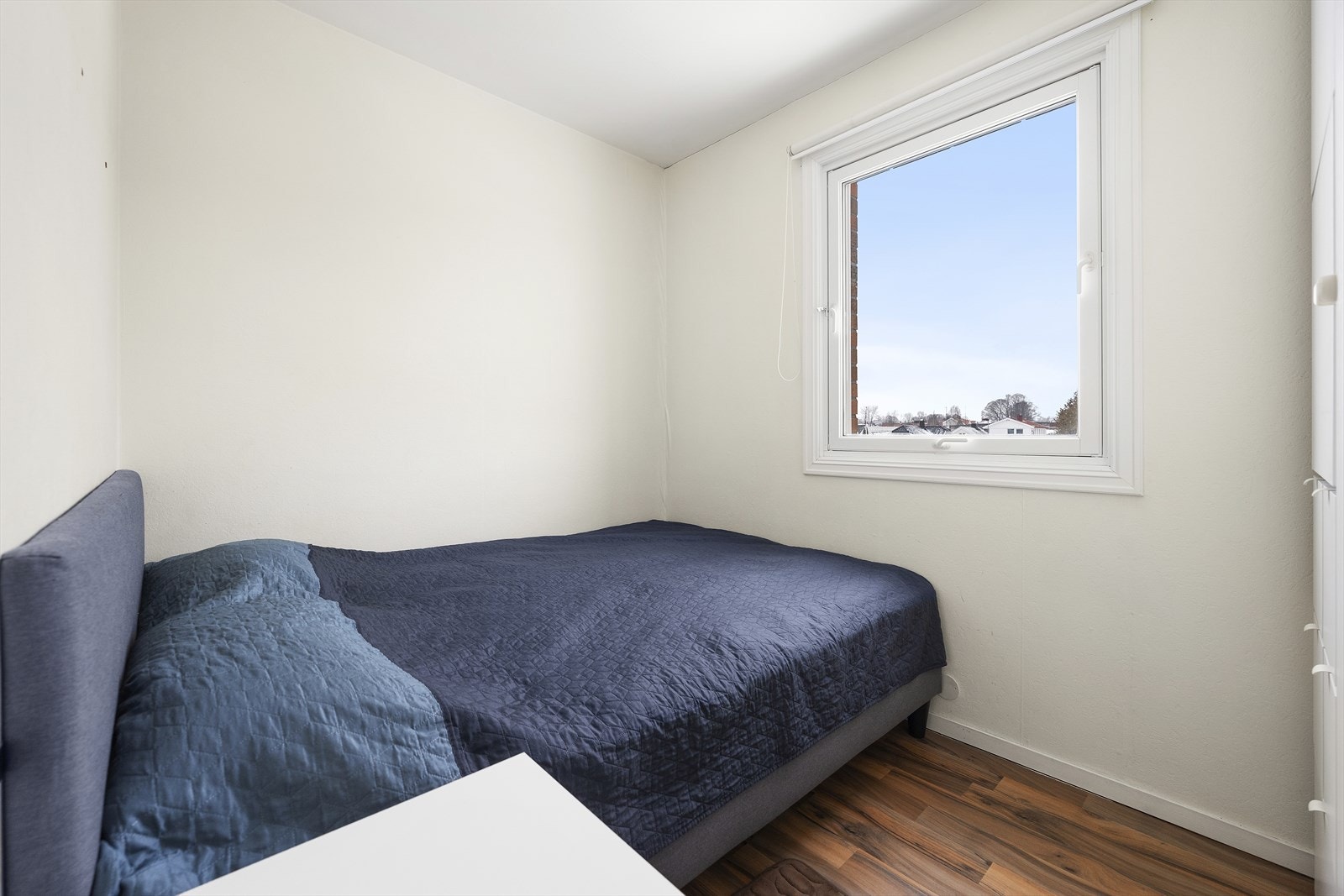 Soverommet lar seg enkelt innredet med dobbeltseng og nattbord. Rommer er innredet med plassbygd garderobeskap. Galleribilde