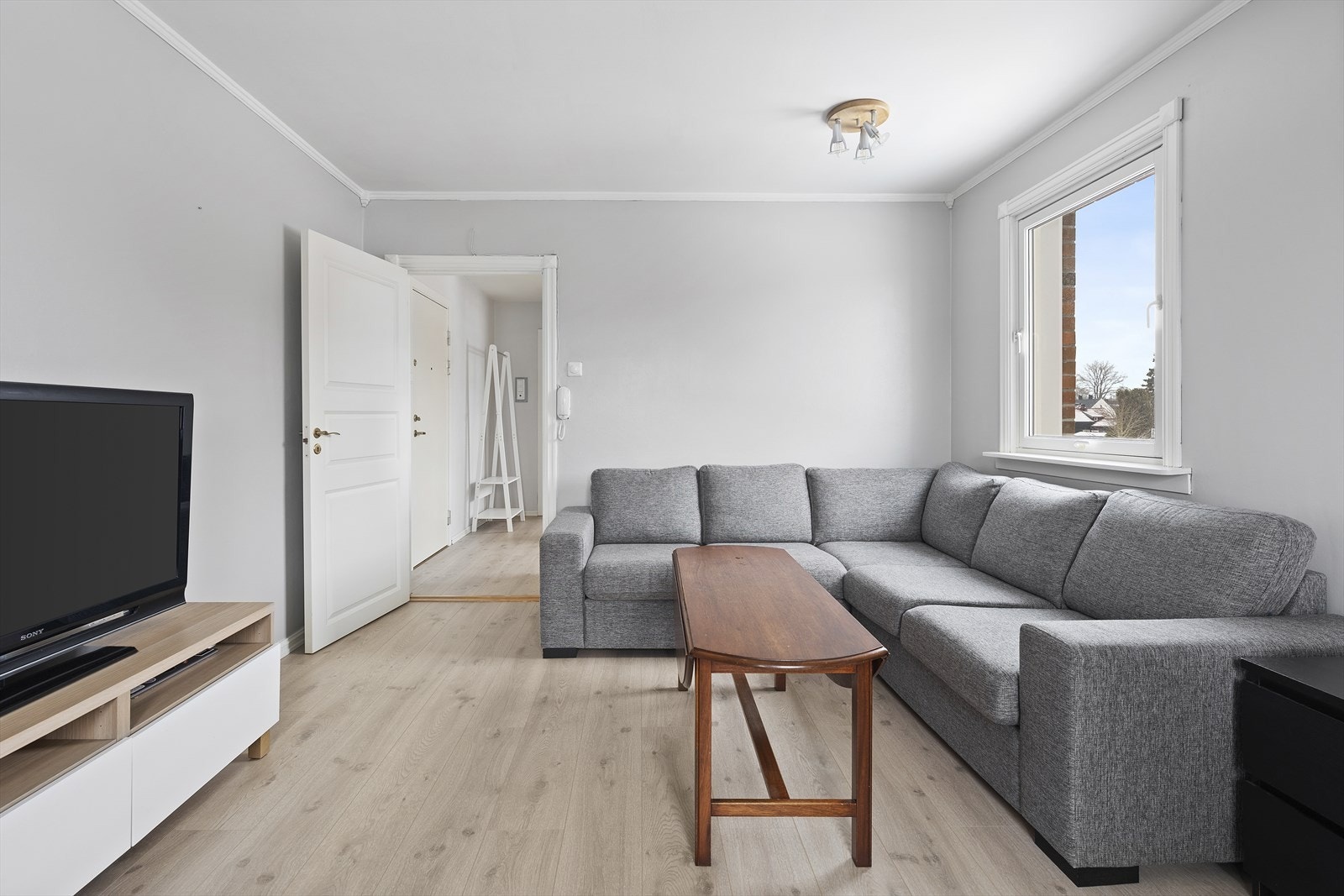 Fra entréen stiger du rett inn i boligens delikate og sosiale oppholdsrom. Galleribilde