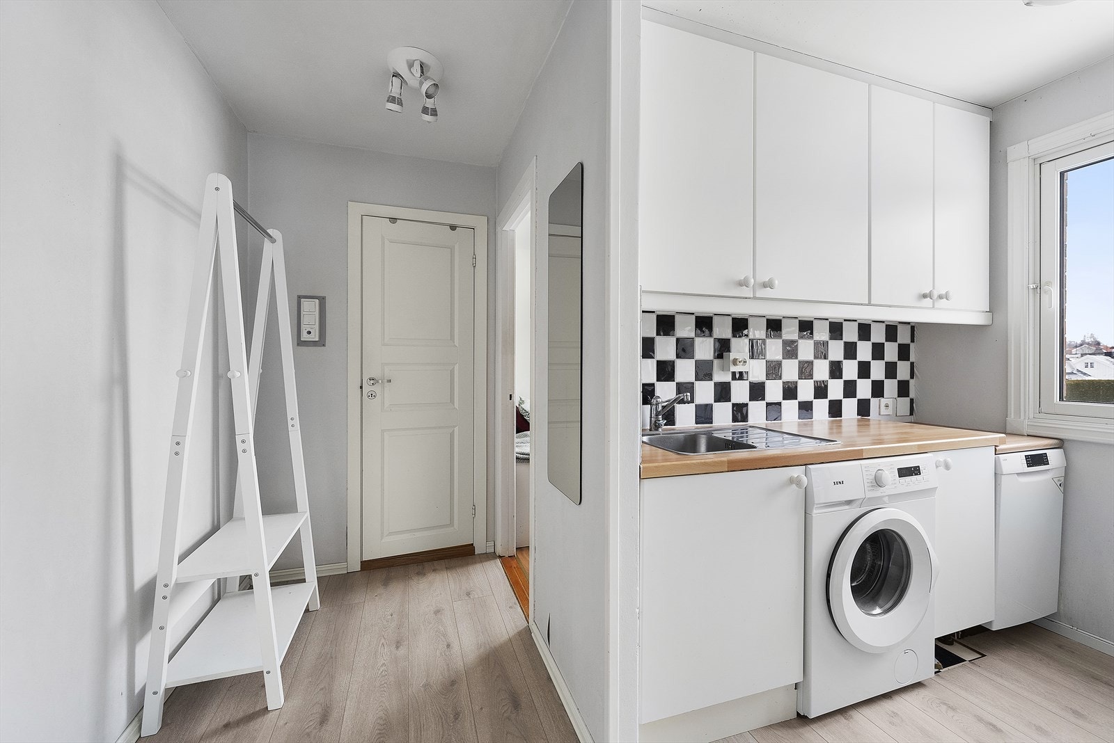 Fra entrè er det åpen løsning inn til kjøkkenet. Galleribilde