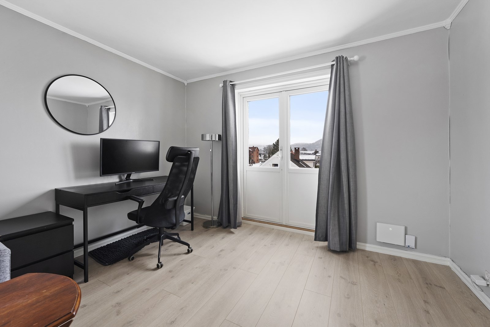 Fra stuen er det utgang til balkong med gode solforhold Galleribilde