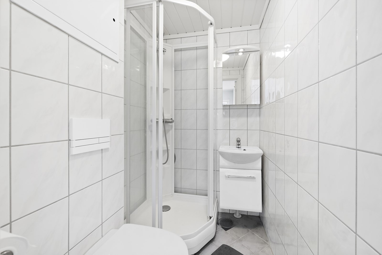 Lyst og pent baderom oppusset i regi av borettslaget i 2011. Galleribilde