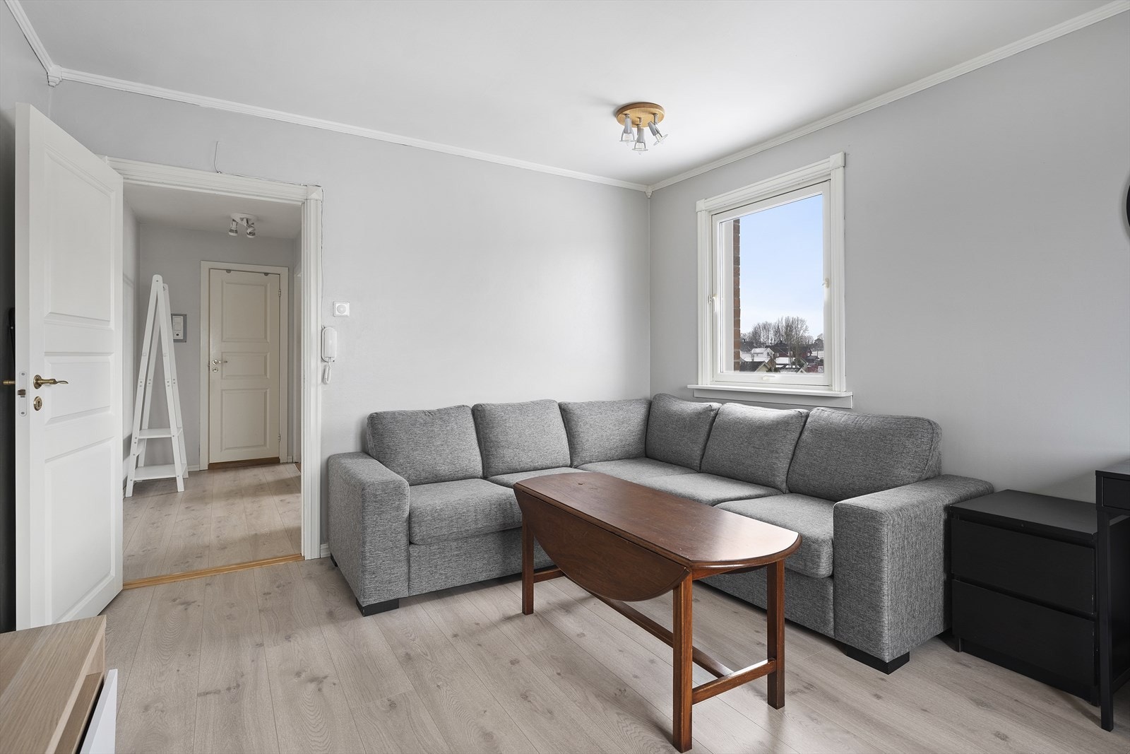 Stuen har gode møbleringsmuligheter, med plass til både sofagruppe og spisestue, samt øvrig ønsket møblement. Galleribilde