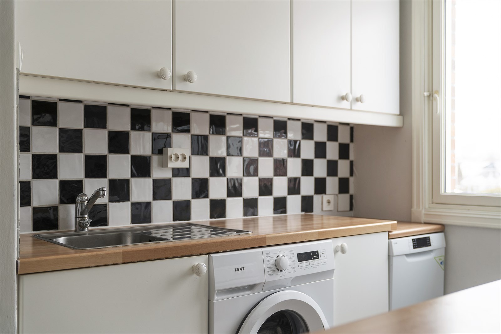 Det er god oppbevaringsplass i over- og underskap, samt godt med arbeidsplass på benkeflater Galleribilde