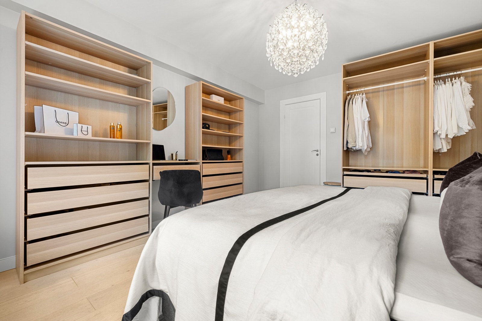 God plass til dobbeltseng og tilhørende nattbord på hver side. Galleribilde