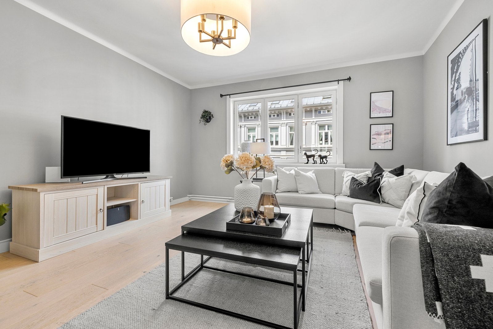 Det er god plass til sofagruppe, stoler, bord og tilhørende mediemøblement. Galleribilde