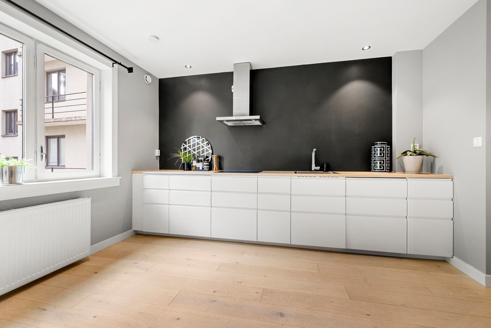 Det er glatte fronter og laminert benkeplate med nedfelt oppvaskkum i rustfritt stål. Galleribilde