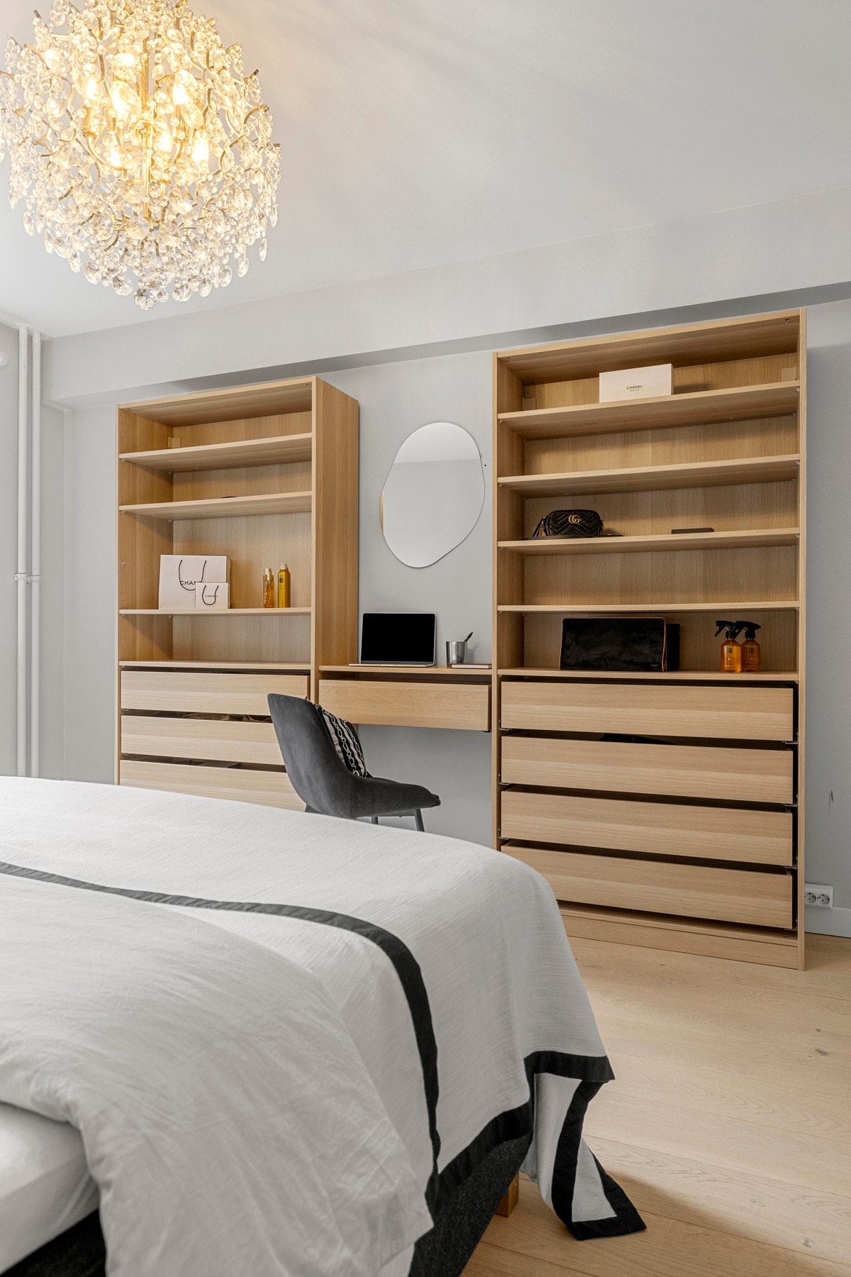 Rikelig med oppbevaringsplass i medfølgende garderobeskap. Galleribilde