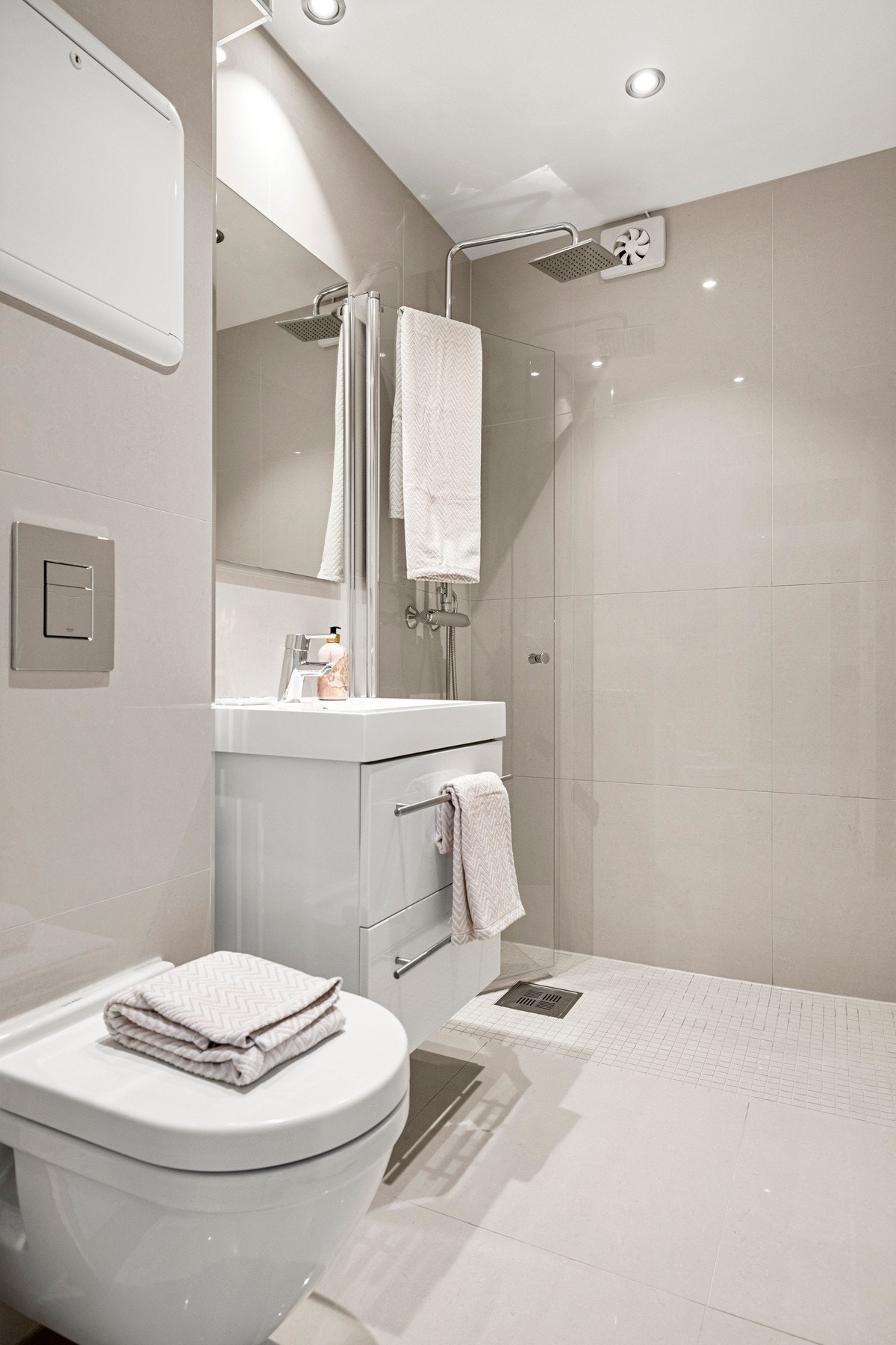 Det er gulvvarme, samt downlights i himling. Galleribilde