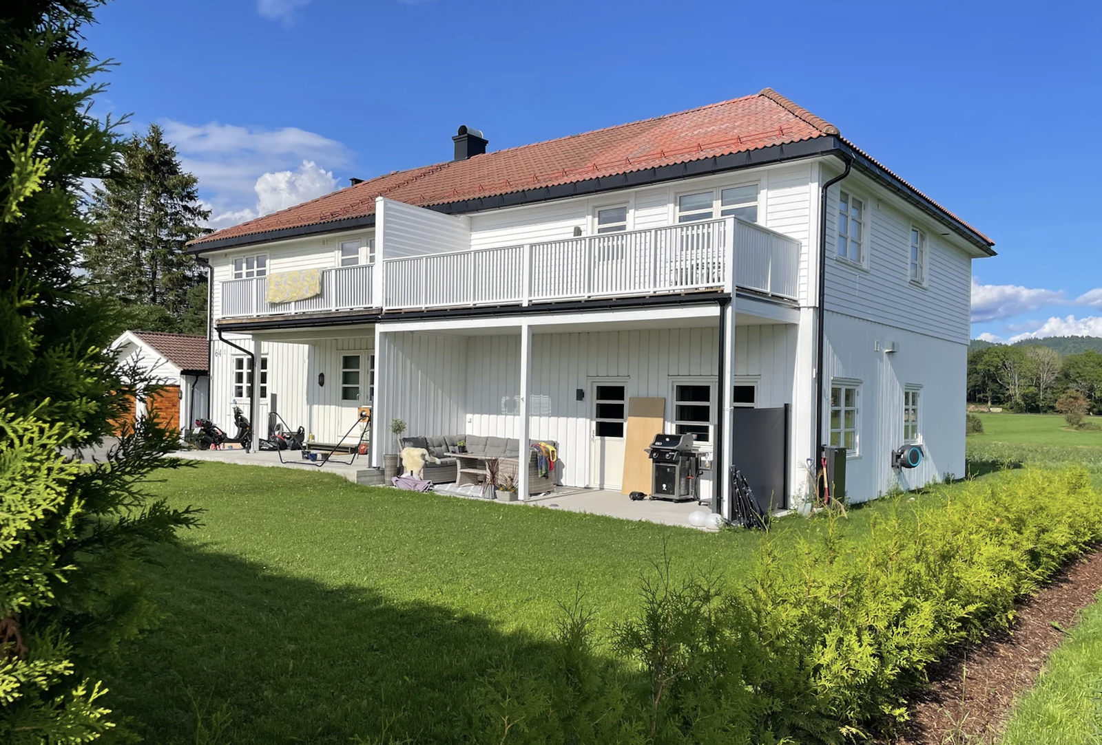 Building in the summer Galleribilde