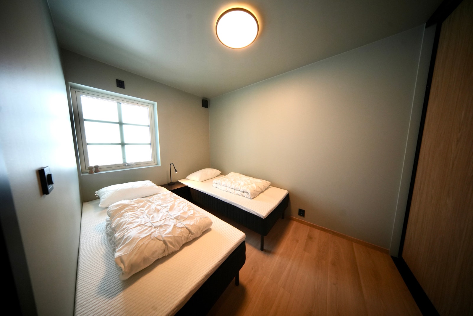 Bedroom. 2 single 90cm beds, possible to put them together. Galleribilde