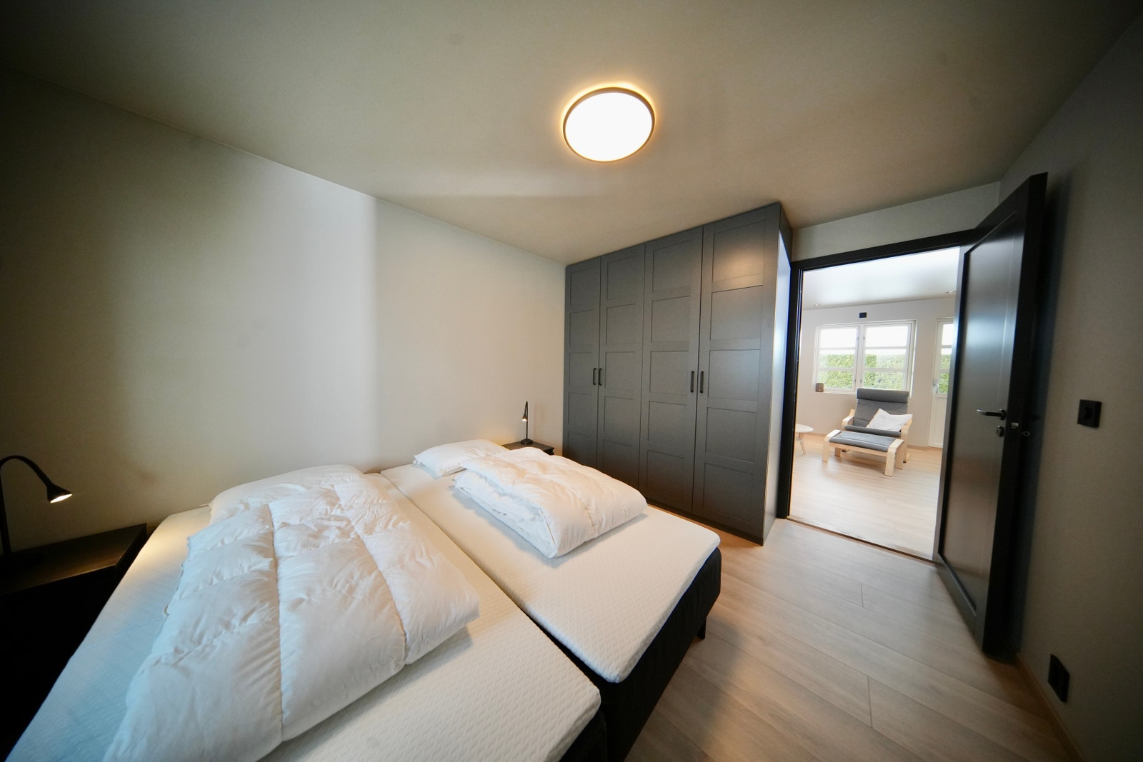 Bedroom. 1 bed (2x90cm)that can be separated and a wardrobe. Galleribilde