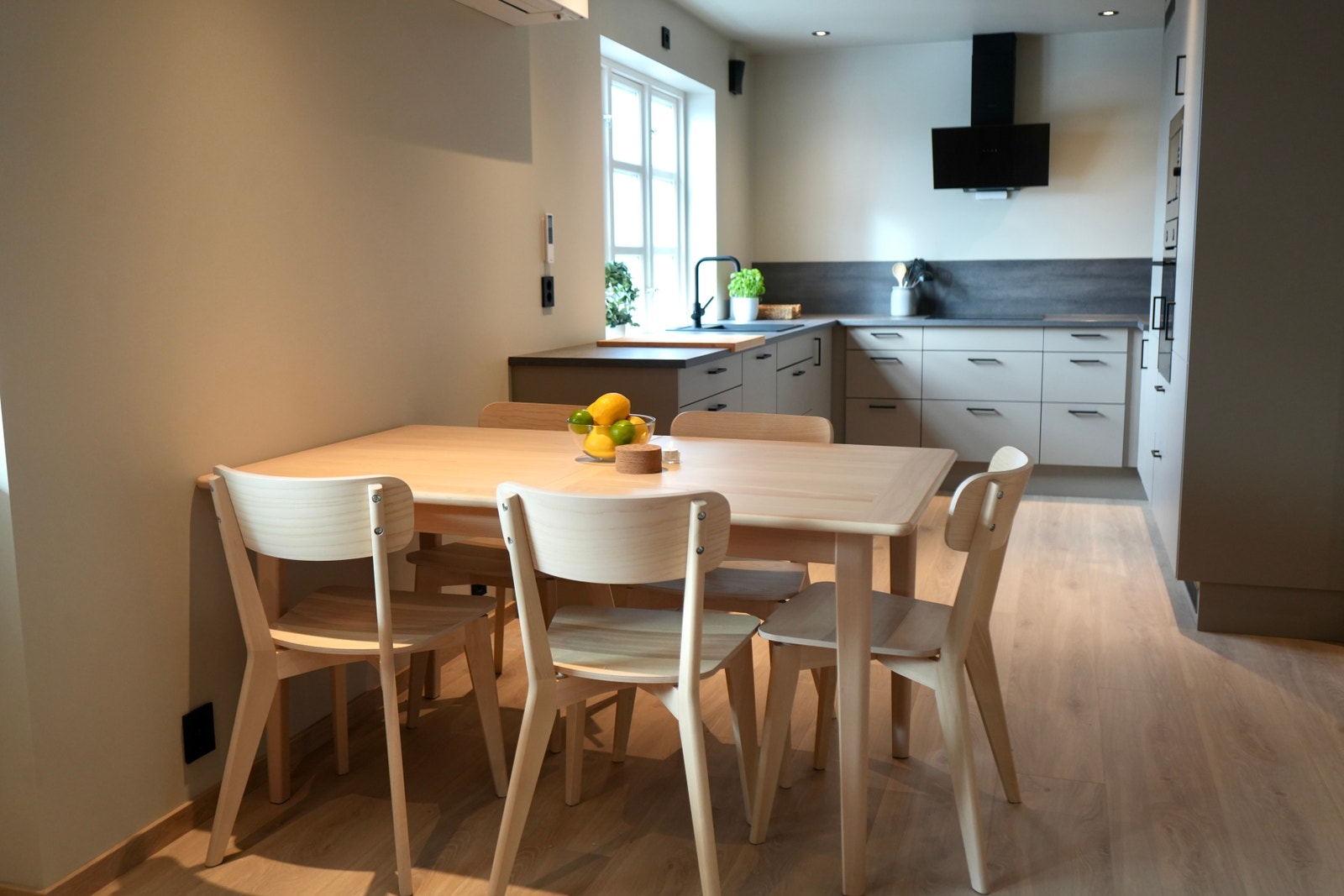 Dining table, extendable Galleribilde