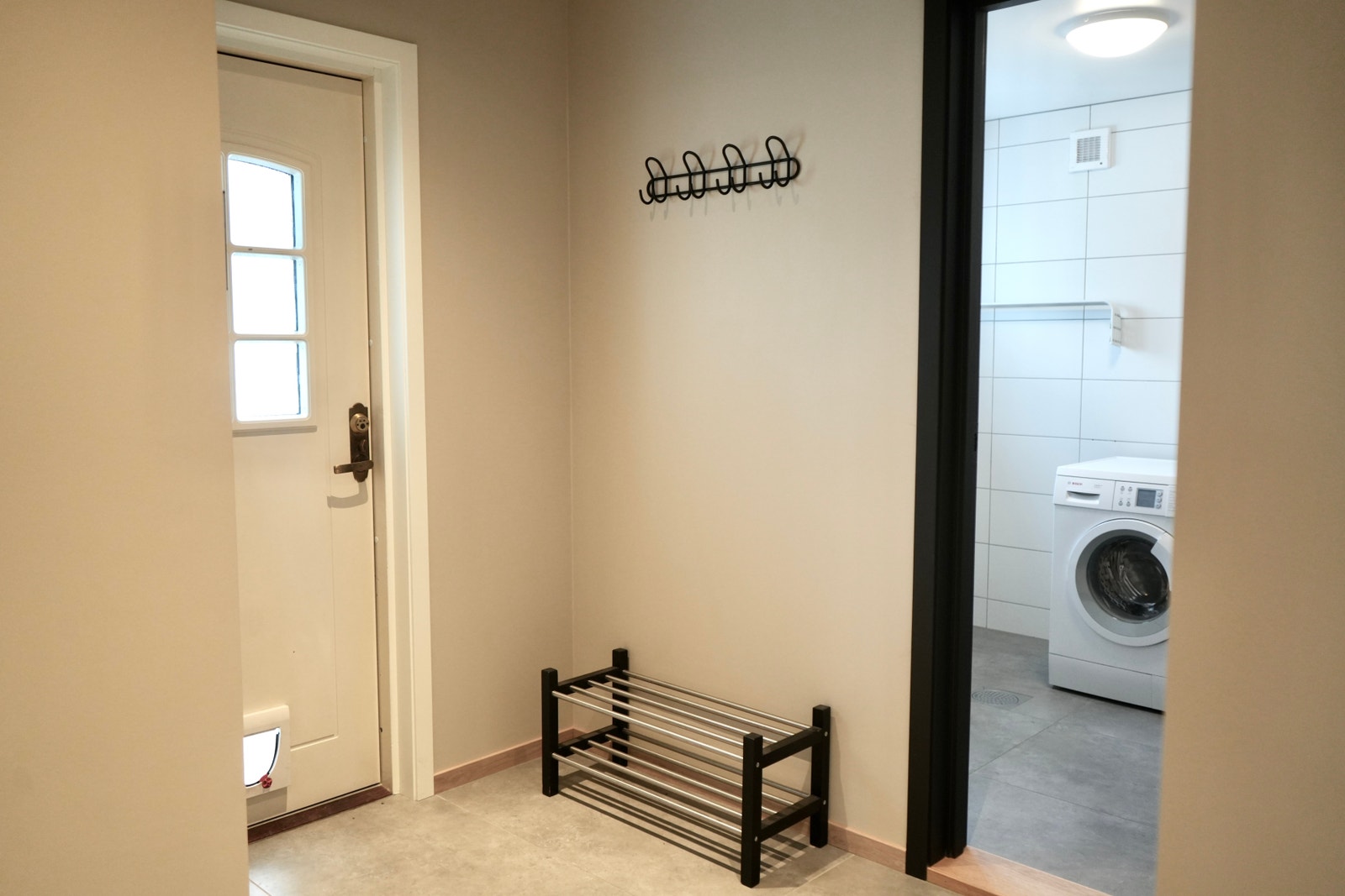 Entrance and laundry room Galleribilde