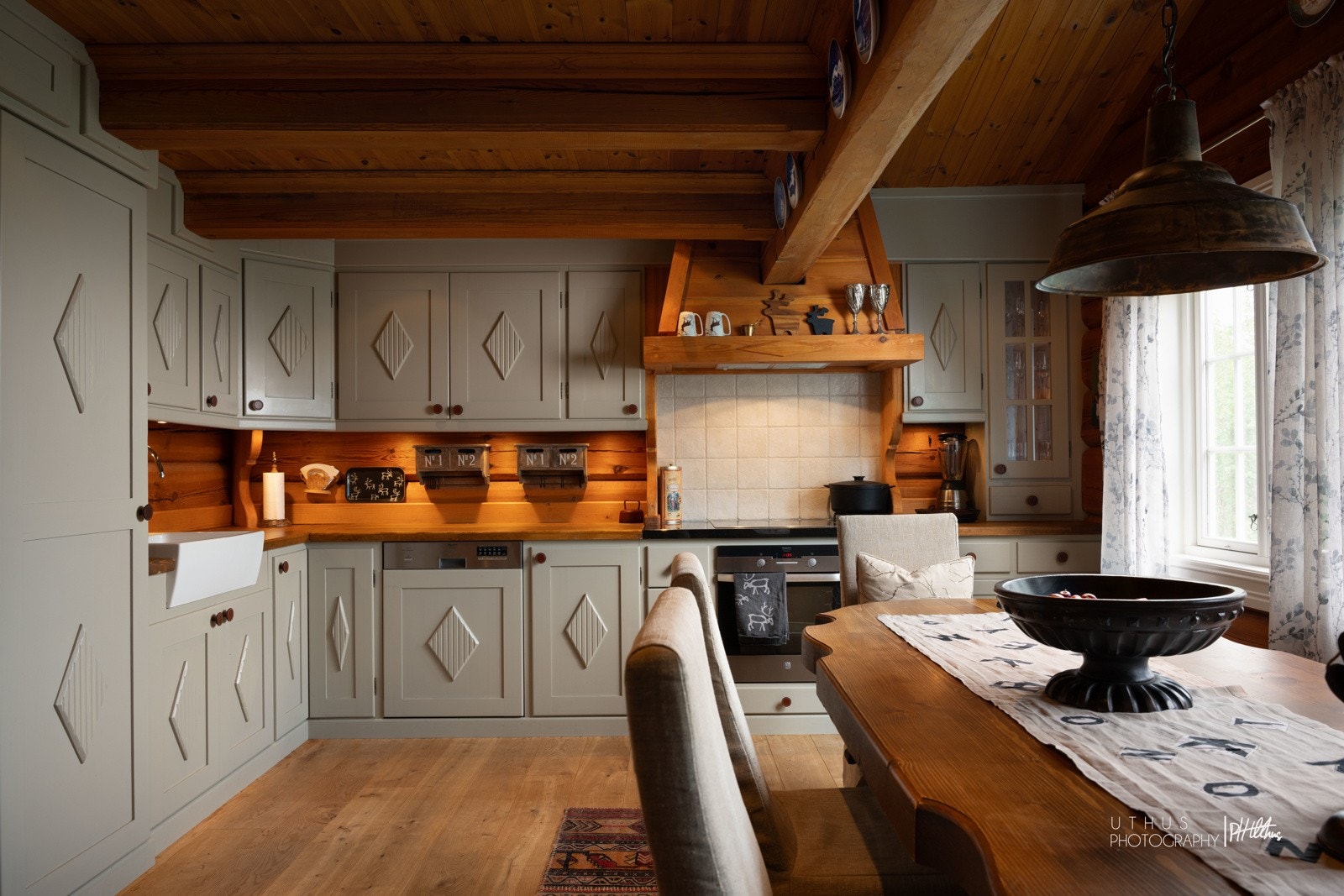 Kjøkken med integrert oppvaskmaskin, stekeovn, koketopp, kjøleskap Galleribilde