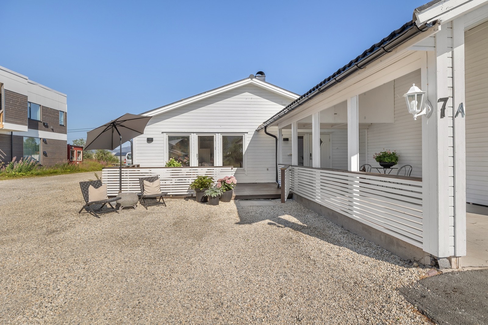 Til boligen er det stor carport og rikelig med parkering Galleribilde