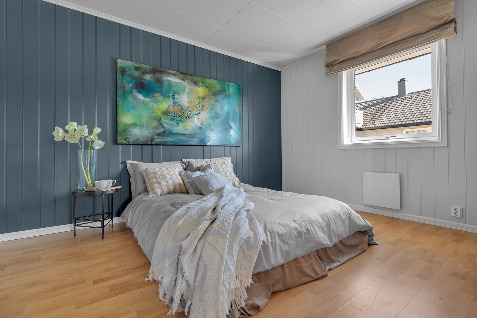 Her finner du rikelig med plass til både garderobe og dobbeltseng Galleribilde