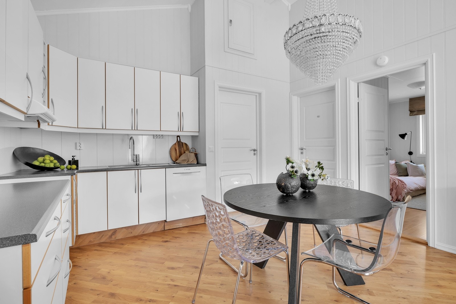 Fra kjøkkenet er det også adkomst til boligens 2. soverom og til badet Galleribilde