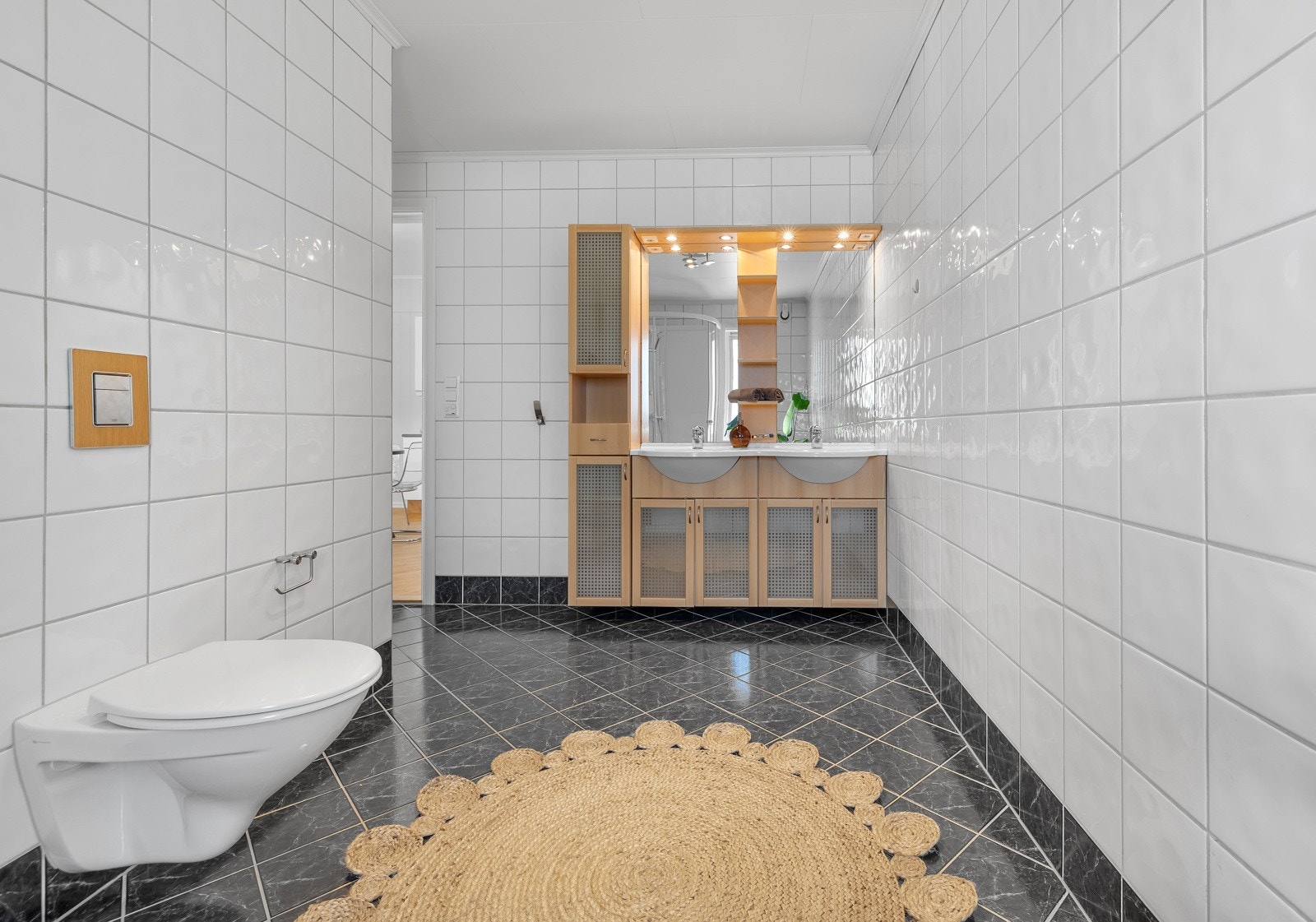 Badet er flislagt både på gulv og vegger Galleribilde
