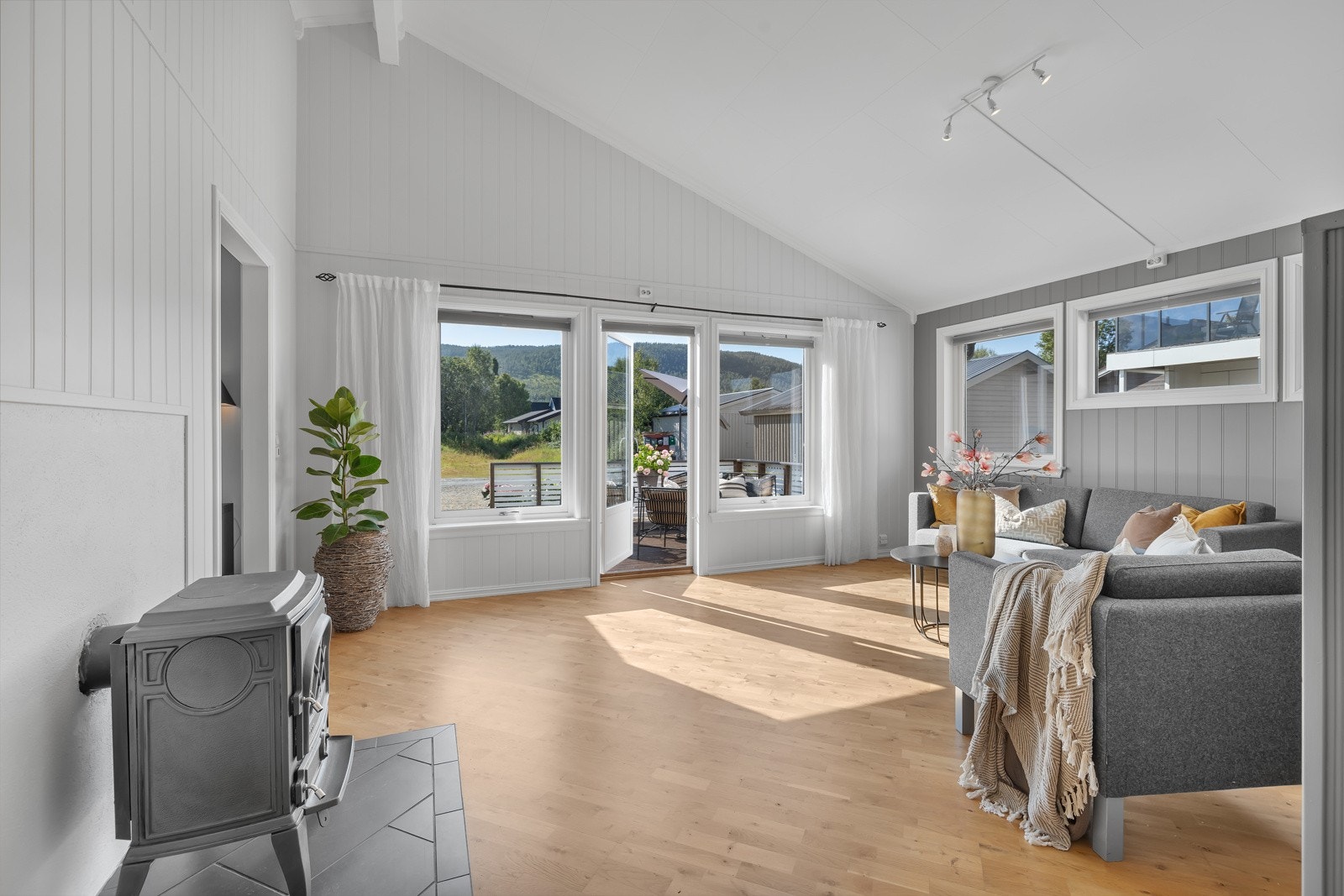 I stua er det vedfyring Galleribilde