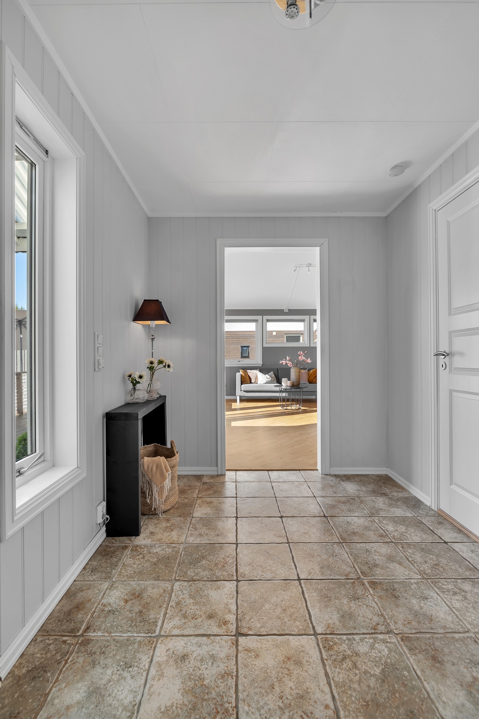 Velkommen inn! Det første som møter deg er dette fine og flislagte inngangspartet på ca. 4,6m2 Galleribilde