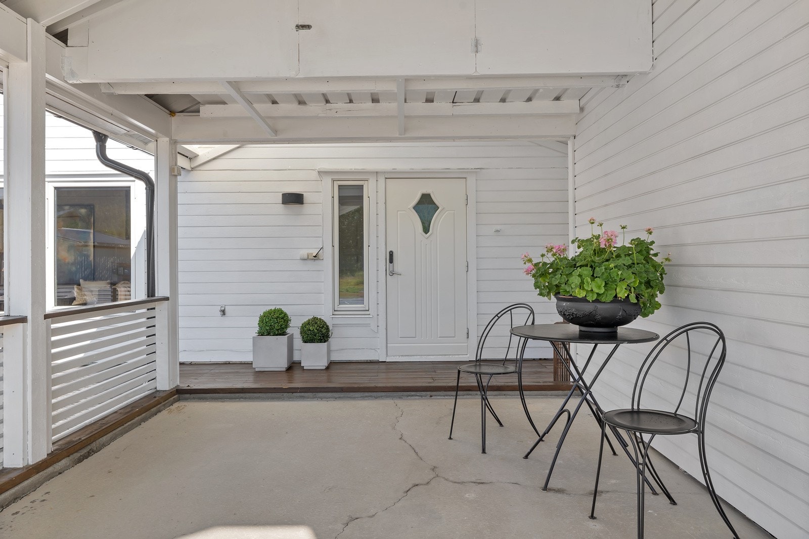 Romslig carport med lagringsmuligheter på loft Galleribilde