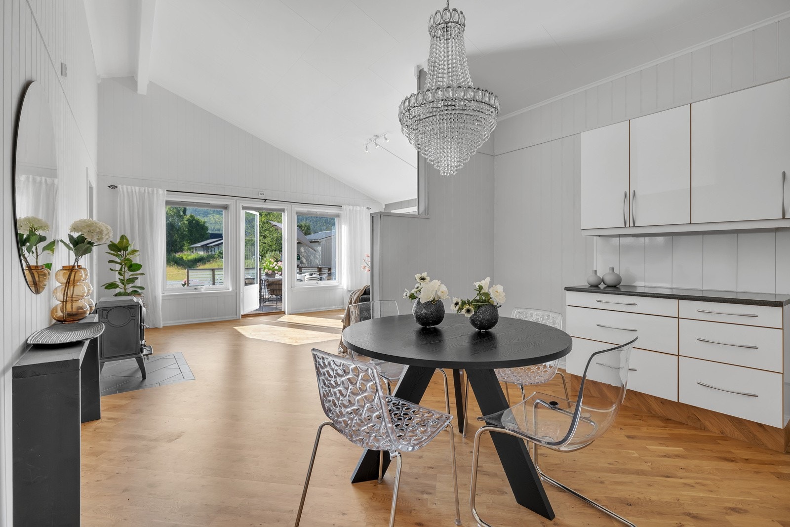 Det er fin plass til spisebord på kjøkkenet Galleribilde