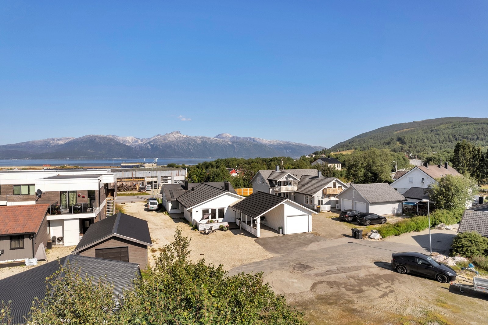 Vikvegen 7A ligger i et etablert og rolig boligfelt Galleribilde