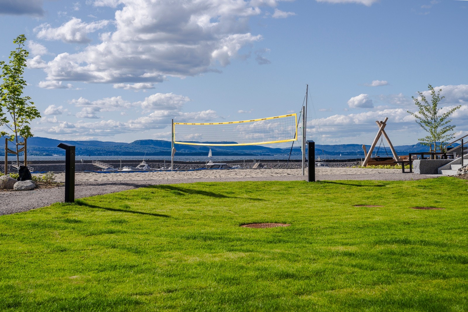 Området byr på blant annet stupetårn, sandvolleyballbane og en lekepark for barn. Galleribilde