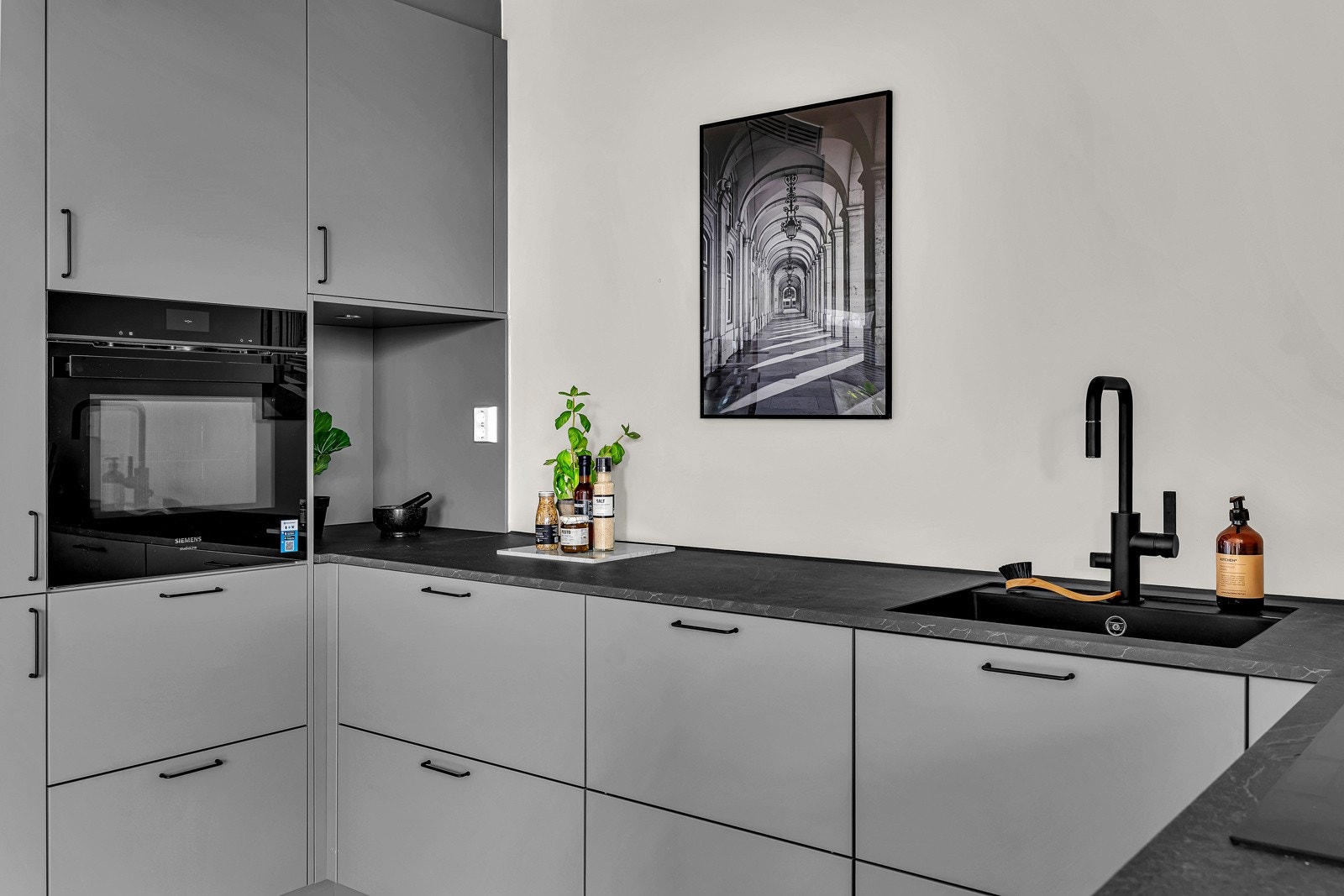 Smarte løsninger som stekeovn i arbeidshøyde og en nisje perfekt for kaffetrakteren. Galleribilde