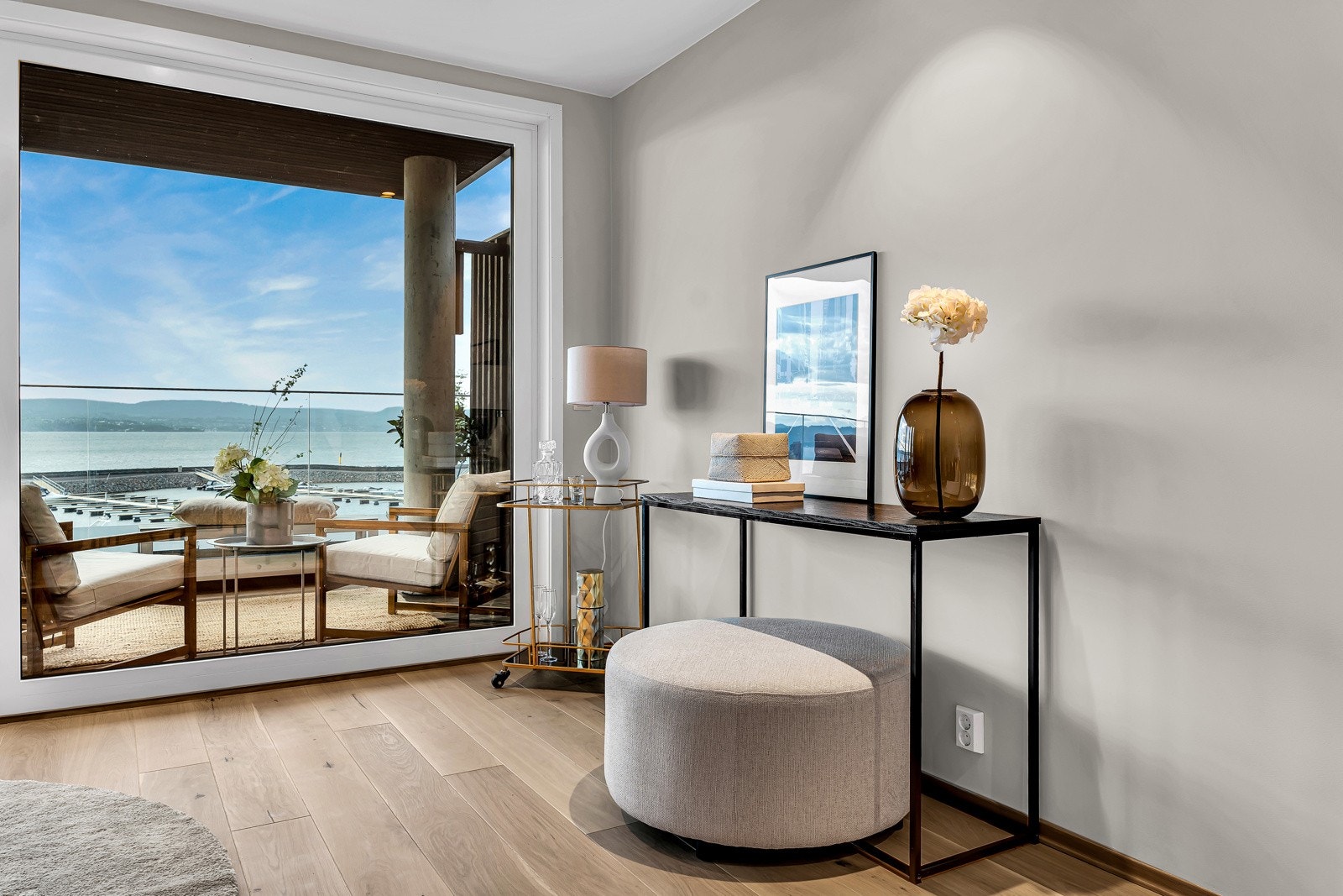 Store vindusflater slipper inn rikelig med lys og rammer inn den fantastisk fjordutsikten - spesielt fra stuen og den romslige terrassen med glassrekkverk Galleribilde