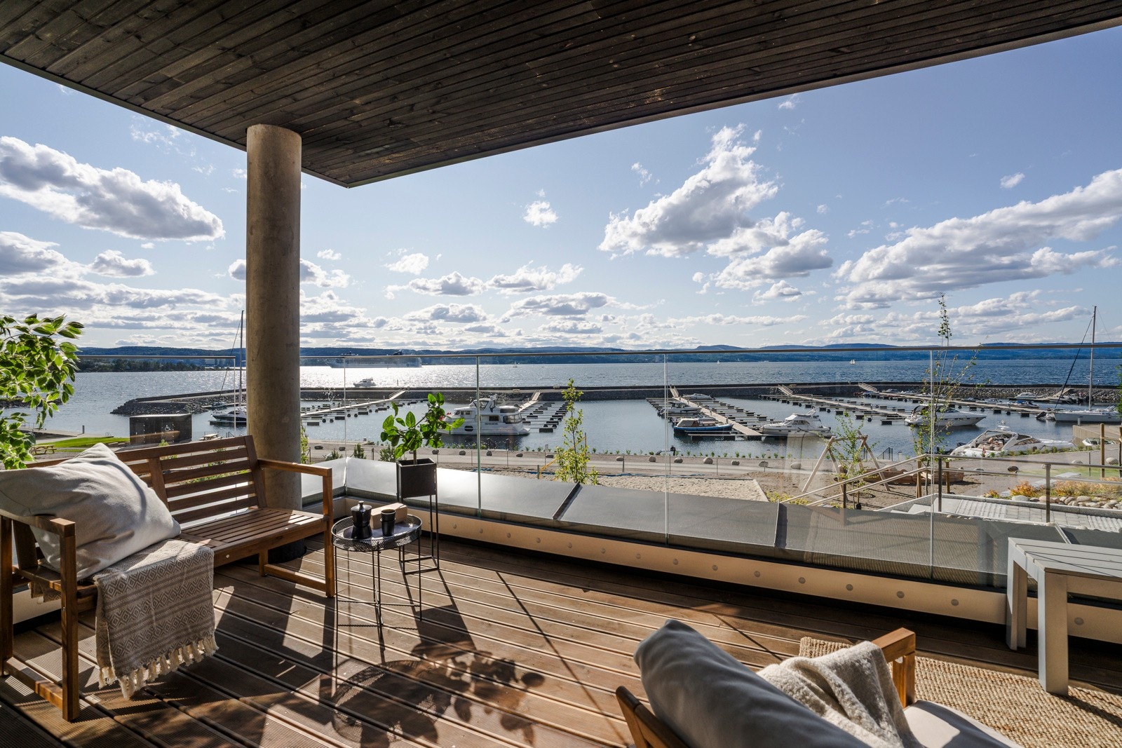 Panoramautsikt fra den vestvendte terrassen med fantastiske solforhold. Galleribilde