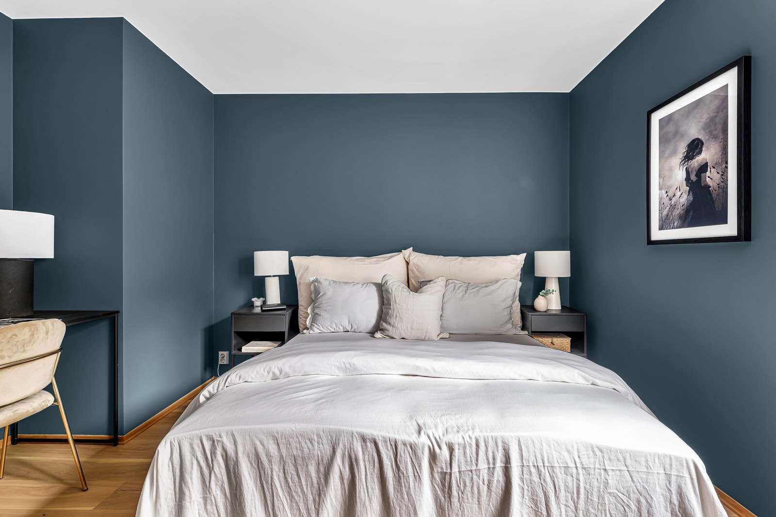 Her er det god plass til dobbeltseng, nattbord og annet ønskelig møblement. Galleribilde