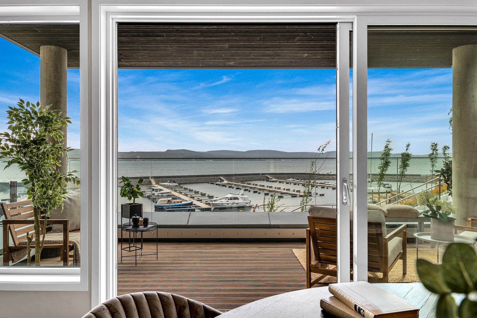 Privatmegleren Park v/Thor Vegard Bjørnerud har gleden av å presentere en eksklusiv leilighet i 3. etasje i Julius Rosens vei 31 med panorama utsikt mot sjøen. Galleribilde