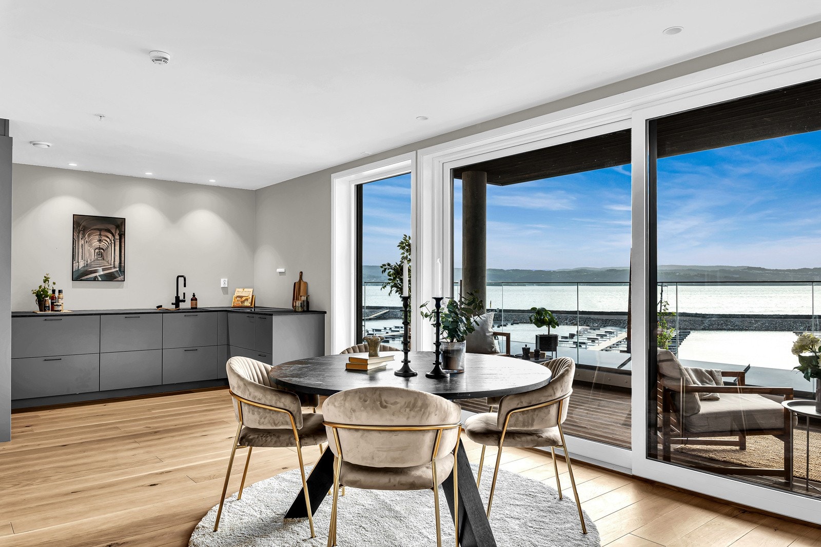 Bygget og leiligheten stod ferdig i 2025 med en god planløsning og eksklusive materialvalg. Galleribilde