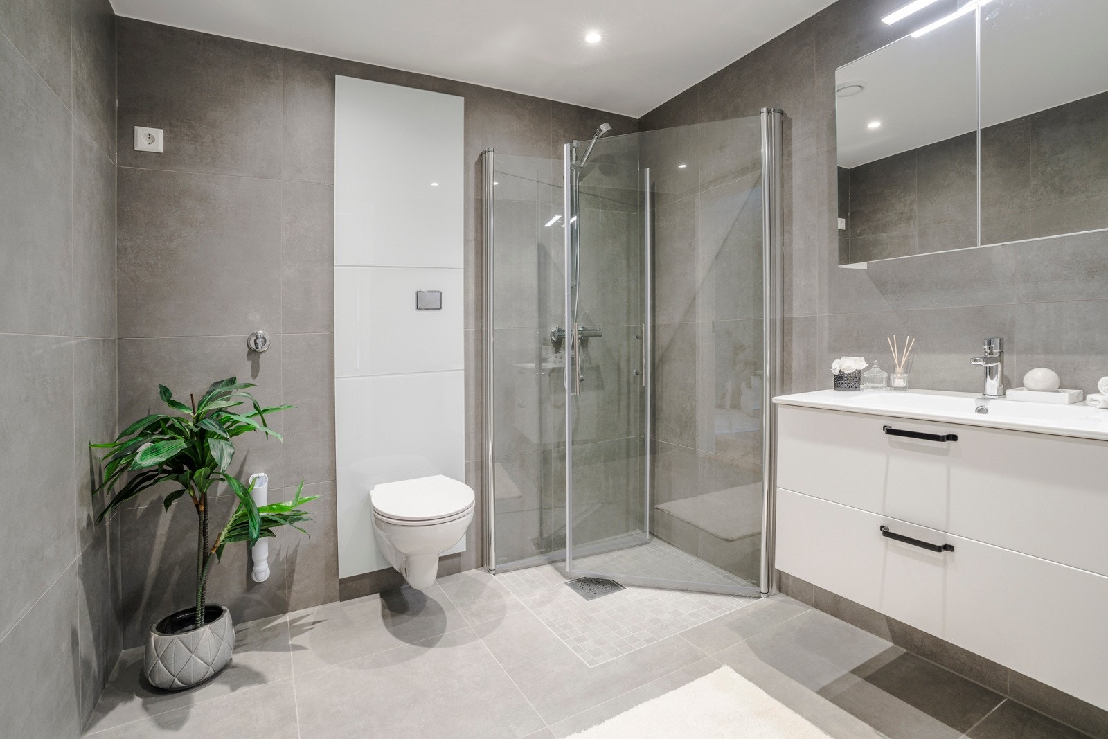 Leiligheten har to stilrene bad med 60x60 fliser i behagelig fargevalg. Galleribilde