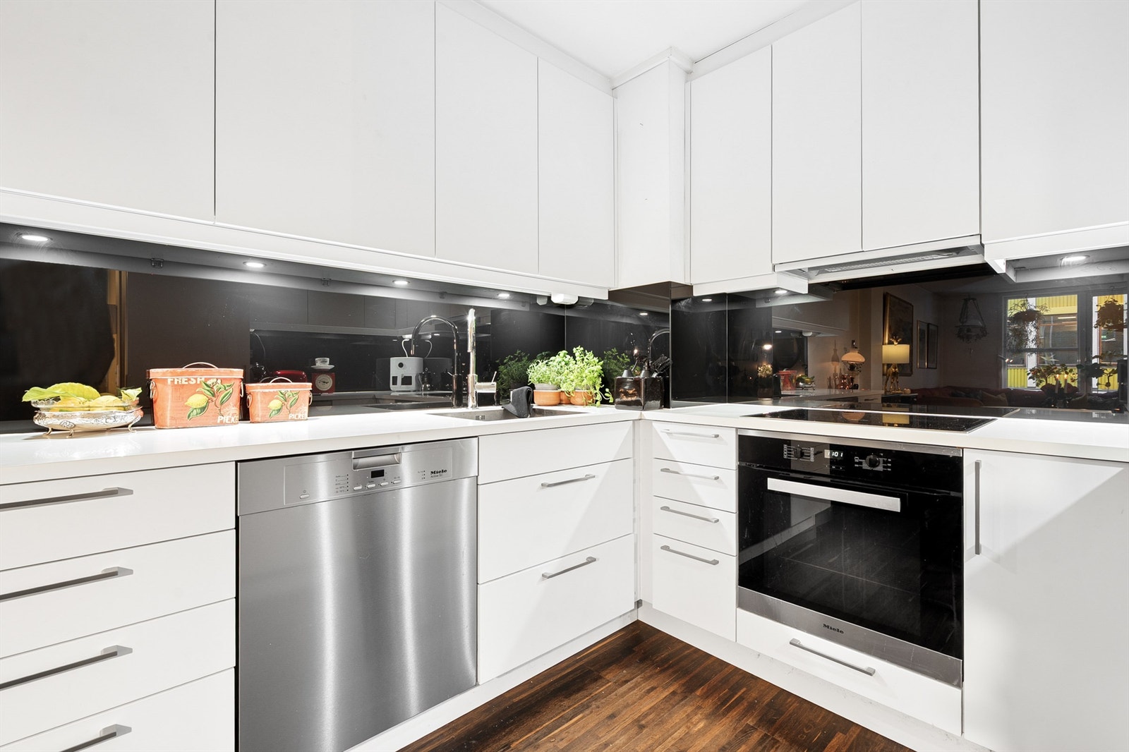 Kjøkkenet er plassbygget og har slette fronter fra Bærum kjøkken og en laminert benkeplate med nedfelt oppvaskkum. Galleribilde