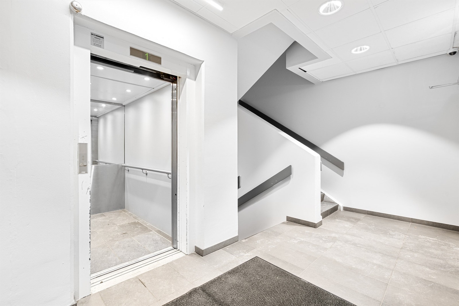 Leiligheten har adkomst via felles trappeoppgang med heis og callinganlegg. Galleribilde