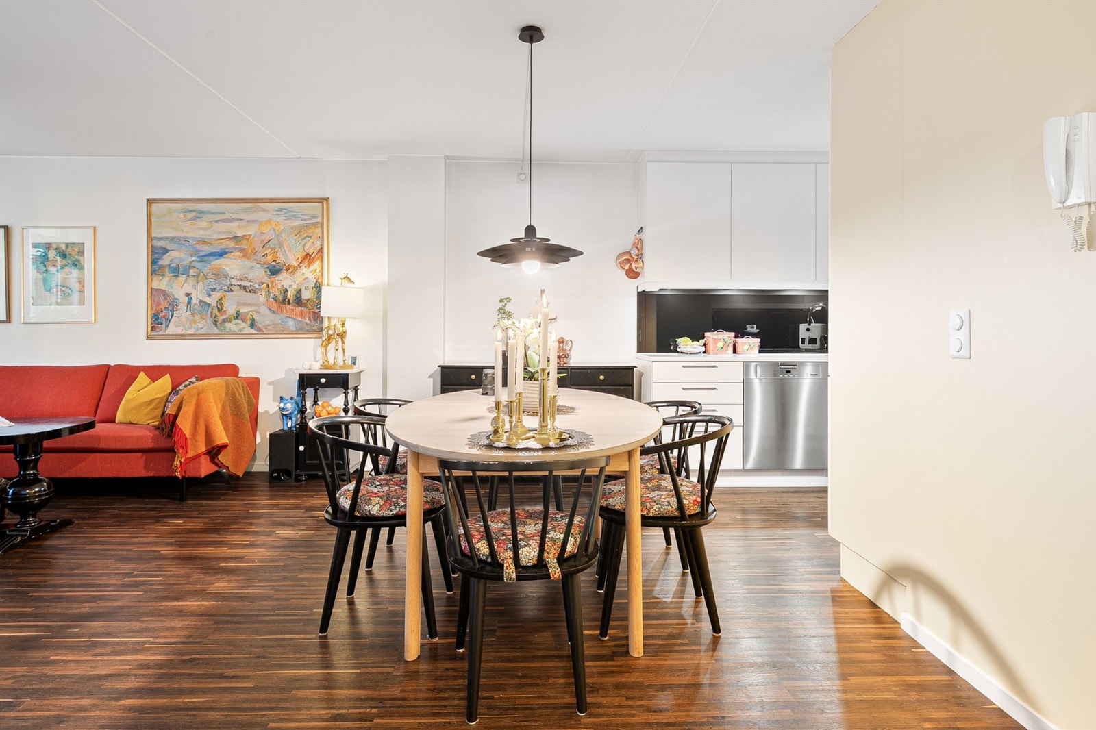 Den åpne planløsningen mellom stue og kjøkken skaper et stort og sosialt oppholdsrom. Galleribilde