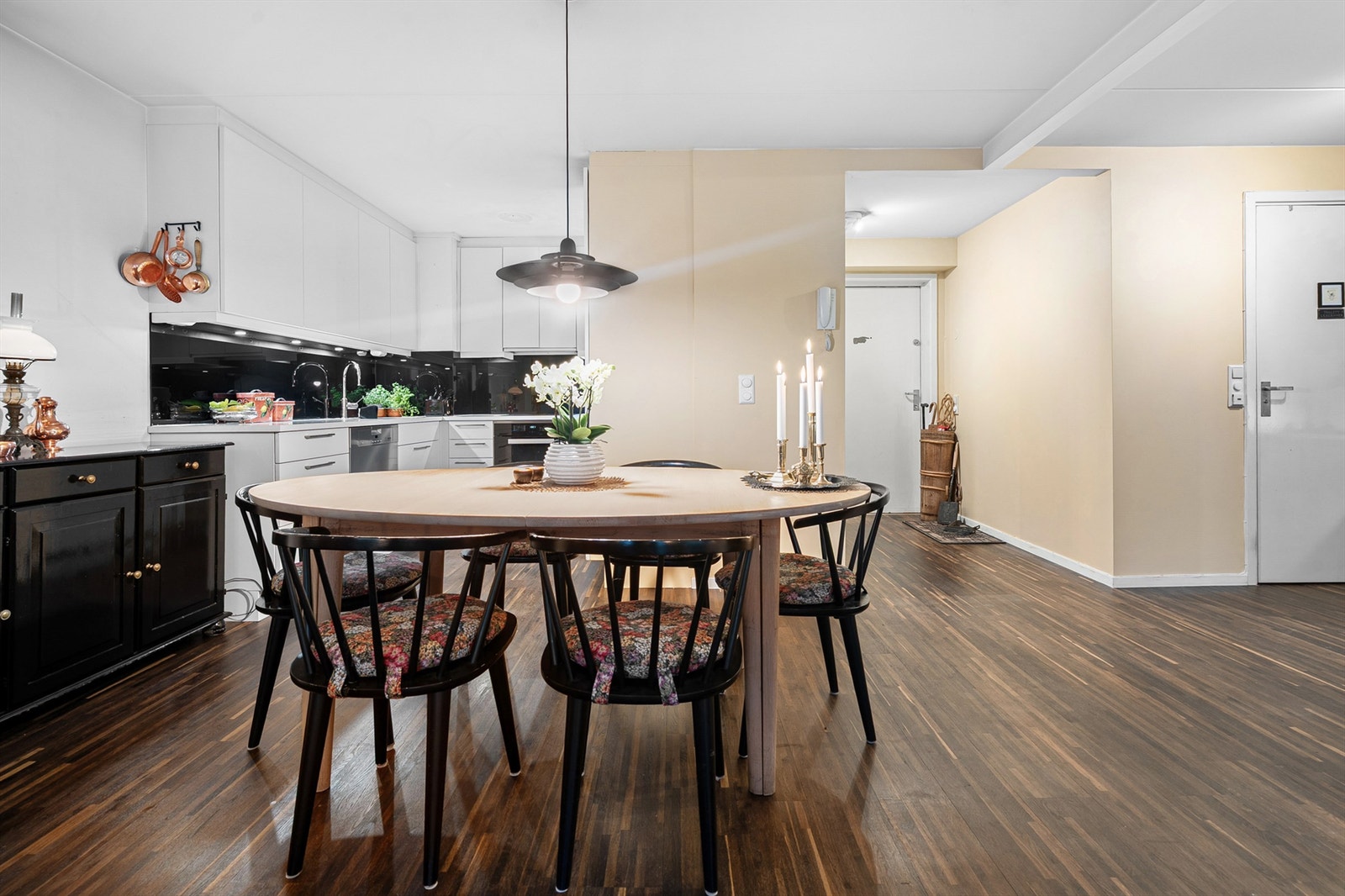 God plass til hyggelig spisegruppe med naturlig plassering mellom stuen og kjøkken. Galleribilde