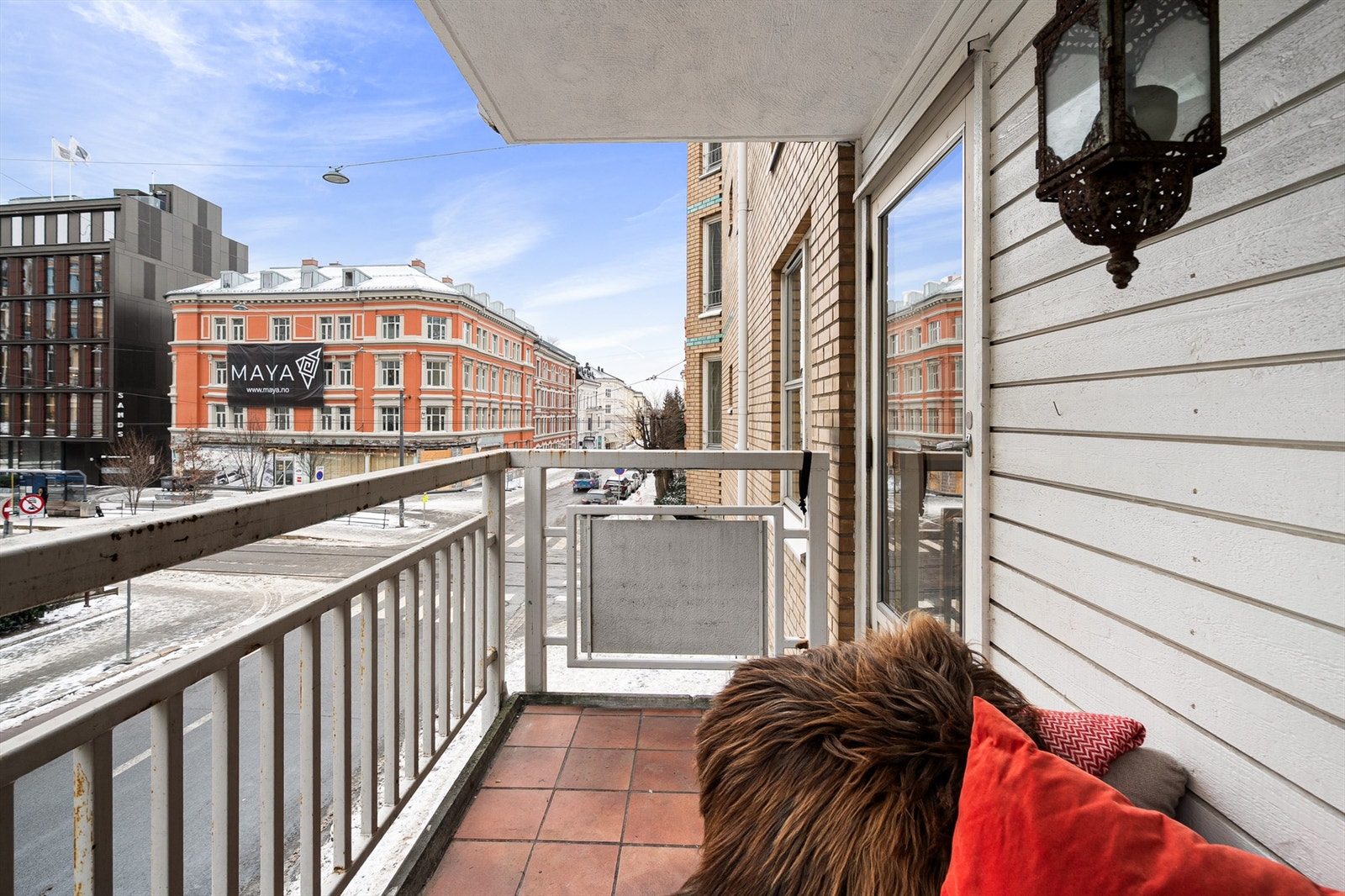 Balkongen er sydøstvendt og selger opplyser om at det sol på balkongen fra ca. 11:30-14:00. Her er det plass til sittegruppe hvor du kan nyte både morgenkaffen og rolige kvelder. Galleribilde