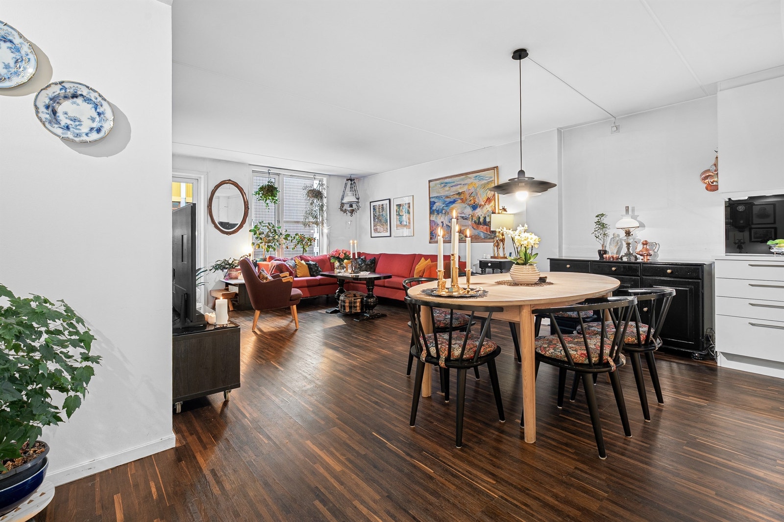 Store vindusflater slipper inn godt med naturlig lys og bidrar til en luftig romfølelse. Galleribilde