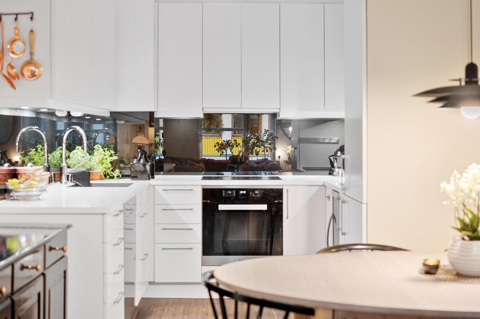 Kjøkkenet er utstyrt med stekeovn, platetopp, oppvaskmaskin, kjøleskap, vinskap og ventilator. Galleribilde