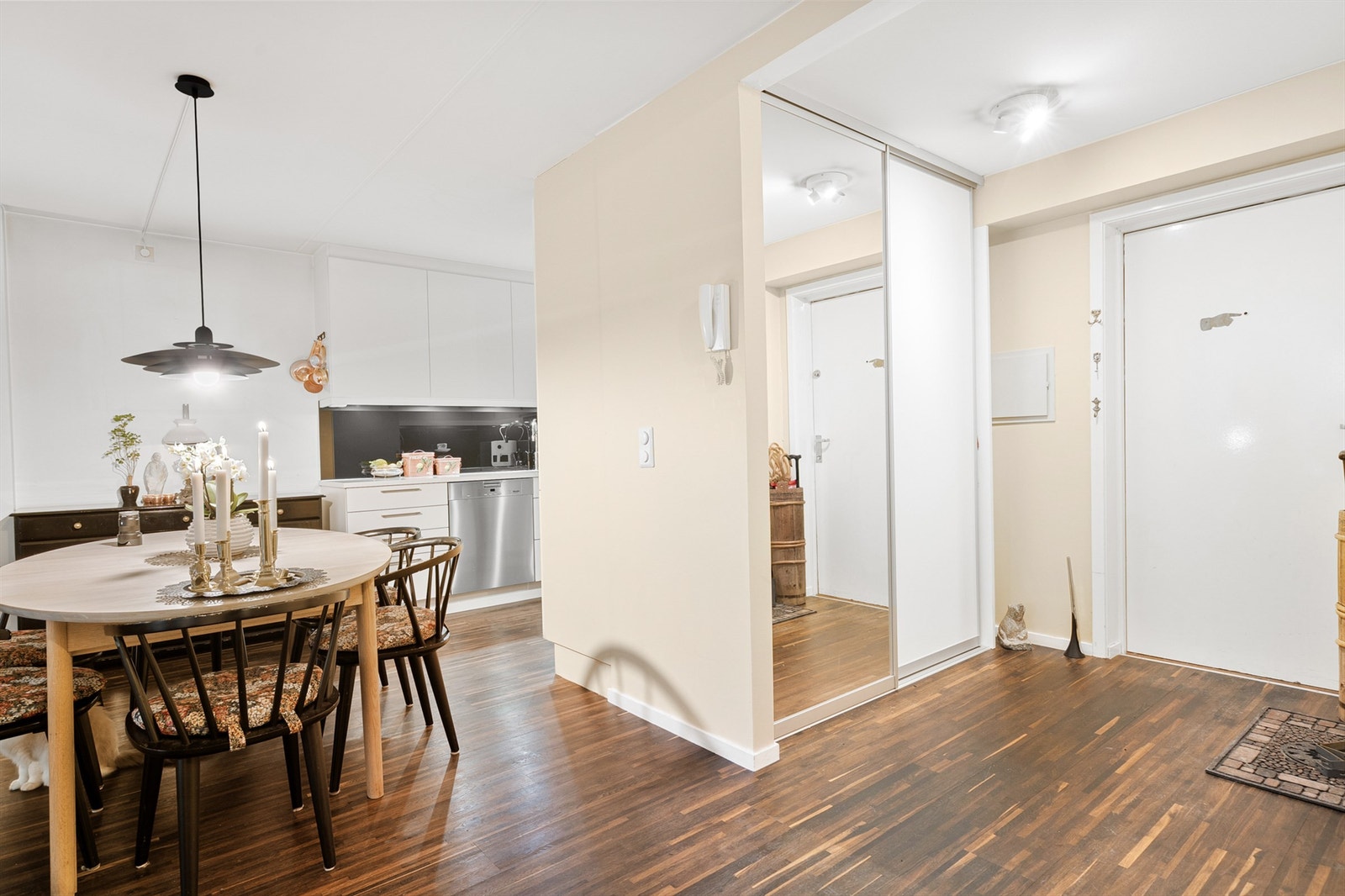 Lys og innbydende entré med god plass til å henge fra seg yttertøy og skotøy, samt ekstra oppbevaringsmuligheter i garderobeskap. Galleribilde