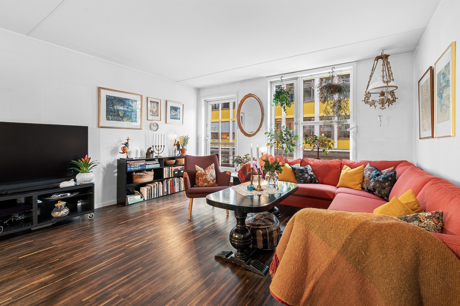 Stuen er av romslig størrelse med god plass til sofagruppe med tilhørende salongbord og tv-benk. Galleribilde