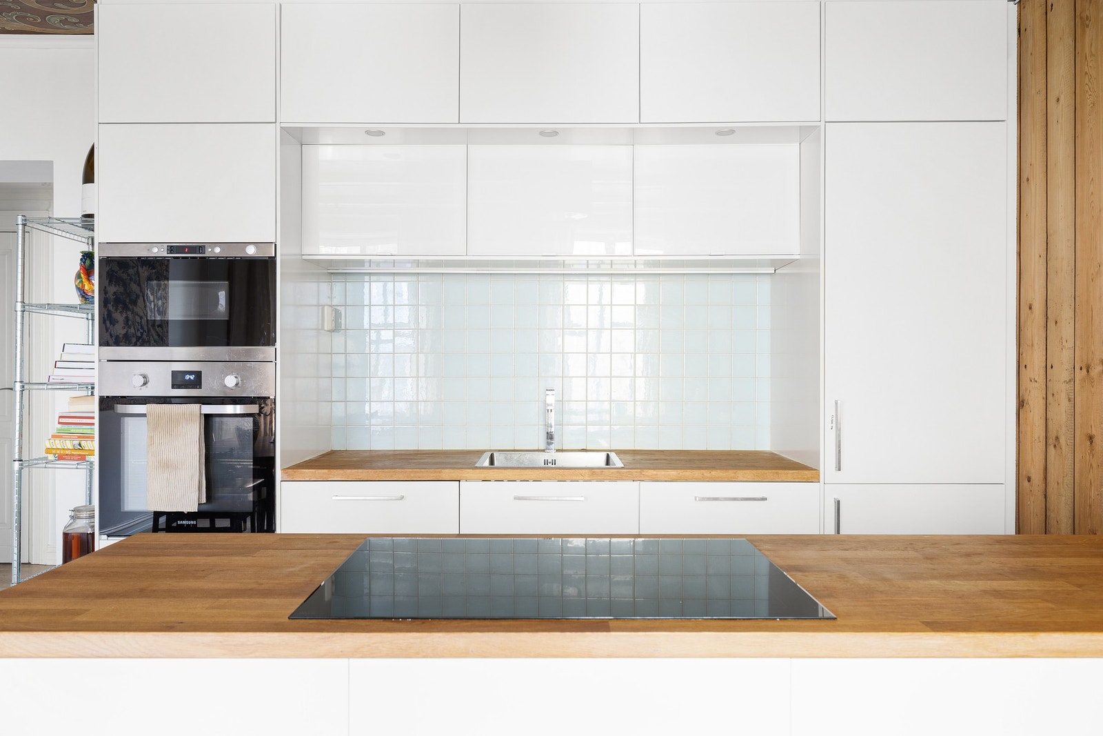 Kjøkkenøy er i samme utførelse og kvalitet. Kjøkkenet sin funksjonelle løsning gir svært god benke-/skapplass Galleribilde