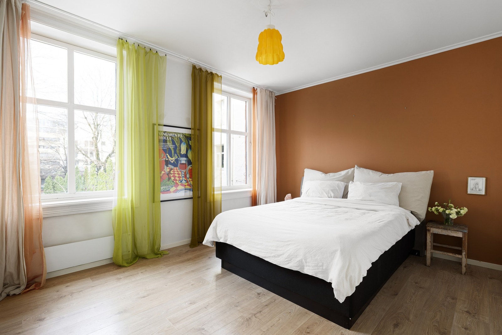 Boligen har et generøst soverom som vender ut mot rolig bakgård Galleribilde