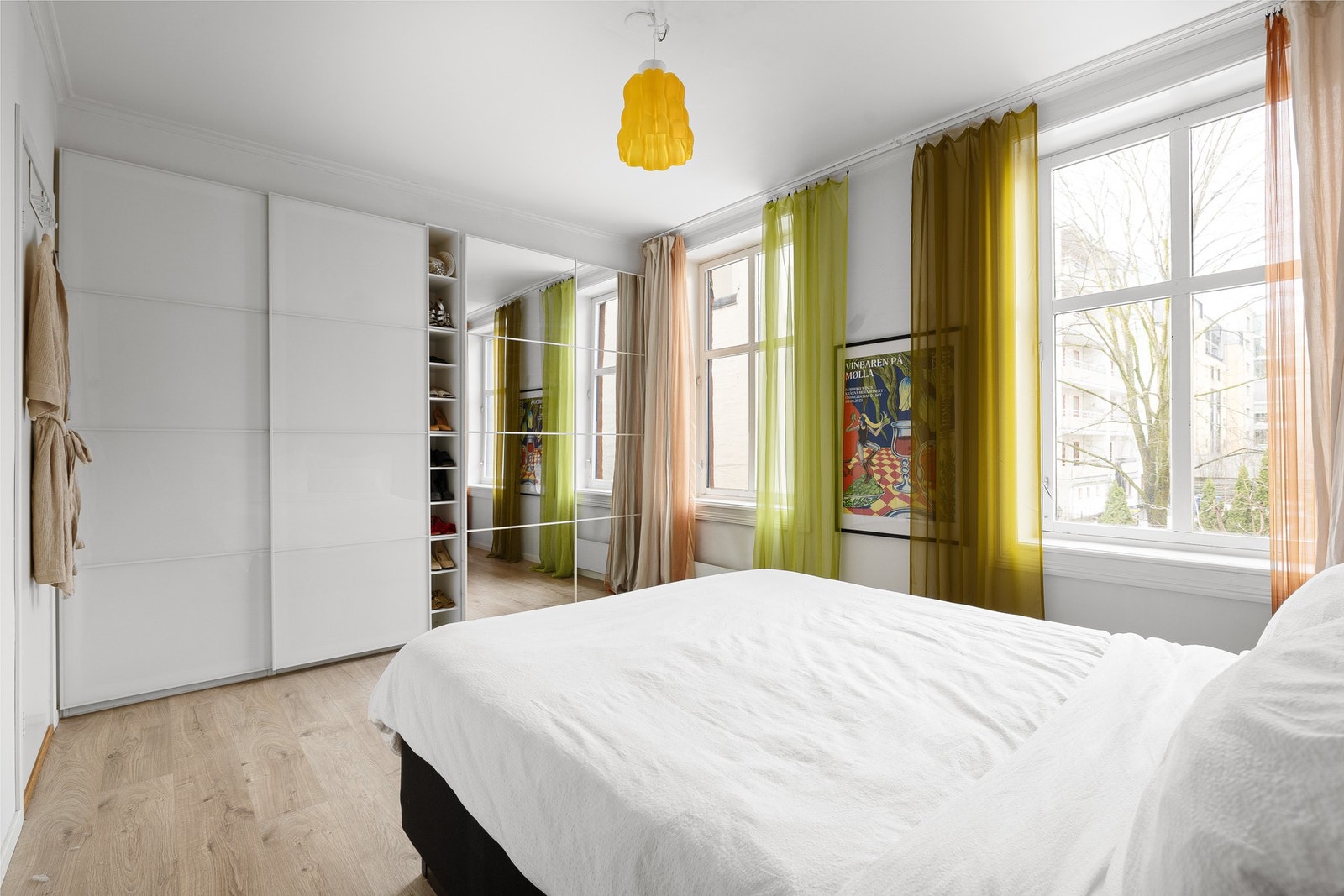 Det er godt med oppbevaringsplass i stor skyvedørsgarderobe langs den ene kortveggen Galleribilde