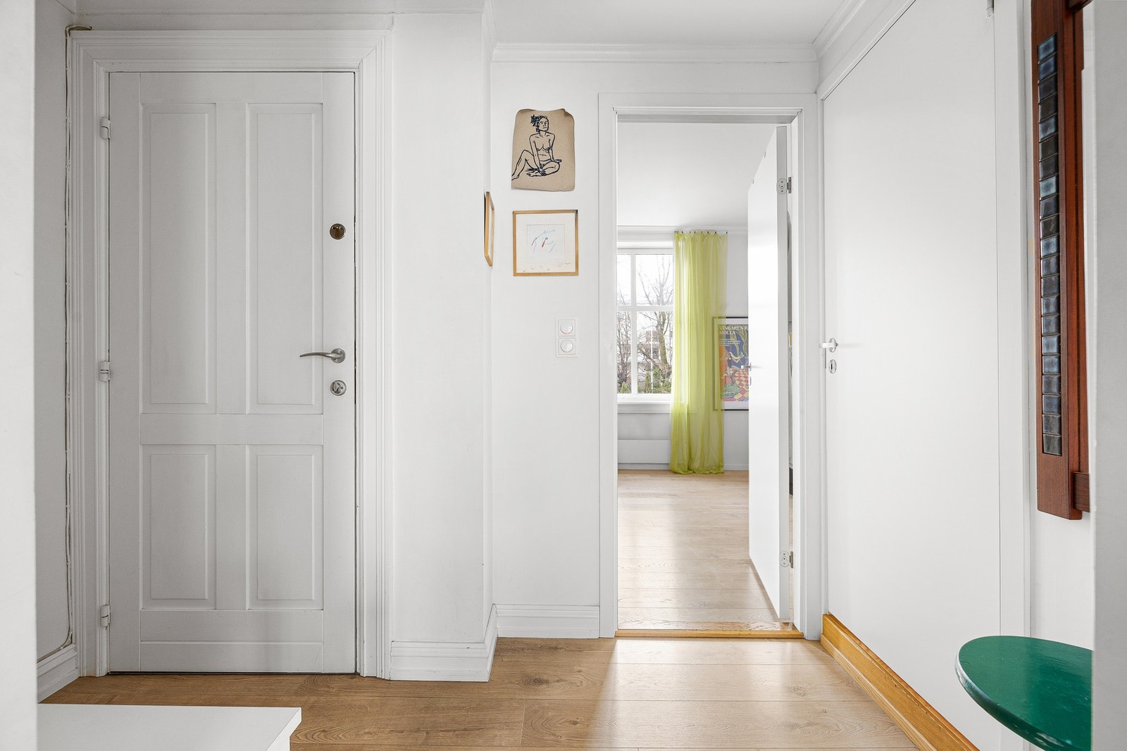 Velkommen inn! Man ankommer leiligheten i en innbydende entré med laminat gulv, lyse overflater og med god plass til garderobeskap/kommode for oppbevaring av ytterklær og sko Galleribilde